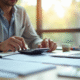 Professionnel calculant salaire net et taxes dans un bureau lumineux