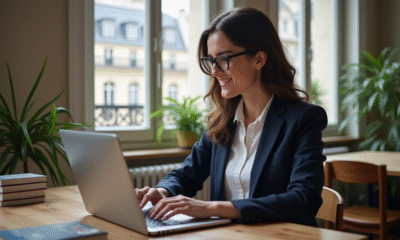 Femme au bureau à Paris avec vue sur architecture haussmannienne