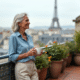 Femme française souriante sur un balcon parisien